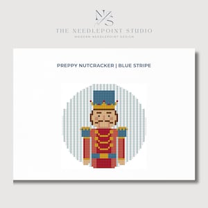 Puede incluir: Un patrón de punto de aguja de un cascanueces elegante con un uniforme a rayas azul y blanco, una chaqueta roja y una corona dorada. El patrón se titula "Preppy Nutcracker | Blue Stripe".