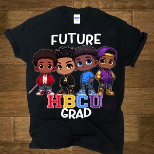 Puede incluir: Camiseta negra con un gráfico de cuatro niños de dibujos animados con diferentes atuendos. El texto "FUTURE HBCU GRAD" está impreso en la camiseta.