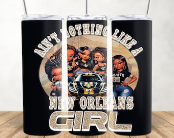 Puede incluir: Un vaso negro y dorado con un gráfico de cuatro mujeres delante de un coche con el texto "Ain't Nothing Like A New Orleans Girl".