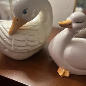 Vintage Ceramic Swan Couple – Mid-Century Glam Pair with Gold Accents – MCM White Swan Figurines