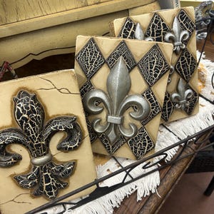 Set of 3 Vintage-Style Fleur-de-Lis Wall Plaques – Distressed French Country Decor