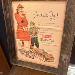 Anuncio navideño vintage de Gibson: «Cargado de alegría» (1950) / Impresión navideña retro enmarcada