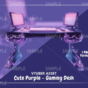 Puede incluir: Un escritorio de juegos morado con dos monitores de computadora, un teclado y un ratón. Las patas del escritorio tienen forma de alas estilizadas.