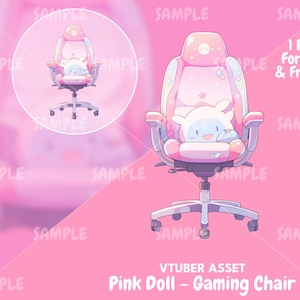 Könnte beinhalten: Ein rosa und weißer Gaming-Stuhl mit einer weißen Plüschpuppe, die darin sitzt. Der Stuhl hat ein Sternenmuster und ein rosa und weißes Design. Die Puppe hat ein blaues Gesicht und ein rosa und weißes Outfit.