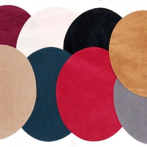 Op de afbeelding: Assortiment van acht ronde viltstofstalen in verschillende kleuren, waaronder bordeauxrood, beige, wit, zwart, teal, rood, grijs en bruin.