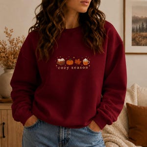Broderad mysig säsongströja, pumpaböcker hösttröja, pumpasäsongströja, höstkaffetröja, höstgåva