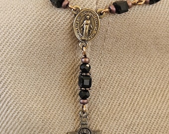 HP058 - Broche cristiano hecho a mano. Accesorio cristiano. Cuentas cuadradas de cristal negro. Estilo vintage. Cruz ornamentada de bronce.