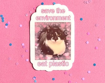 Pegatina "Salva el medio ambiente, come plástico" / Kittykittyivy Gato Humor Sarcasmo Regalo único Impermeable Brillante Fácil de despegar