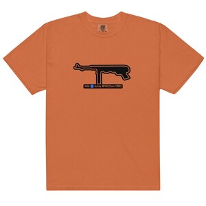 Pode incluir: Camiseta laranja com um gráfico preto de uma arma e o texto "Hold to buy MP40 [Cost: 1300]" em um retângulo azul e branco. A camiseta é feita de um material macio e confortável.