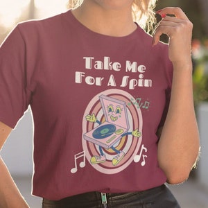 Camiseta unissex de manga curta com toca-discos de vinil de desenho animado, camiseta gráfica moderna, camiseta gráfica fofa de toca-discos, presente de amigo, camiseta musical engraçada
