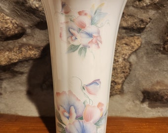 Vintage Aynsley Little Sweetheart Straight Vase with Scalloped detail rim 21cm