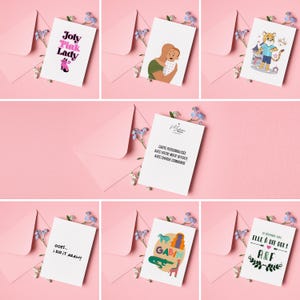 Może przedstawiać: Zbi&oacute;r kartek okolicznościowych z r&oacute;żnymi wzorami i ilustracjami. Niekt&oacute;re kartki zawierają tekst, np. "Joty Pink Lady" i "Elle a dit oui!". Inne kartki przedstawiają ilustracje matki i dziecka oraz tygrysa. Kartki są prezentowane na r&oacute;żowym tle.