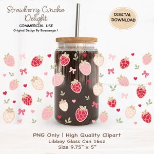 Puede incluir: Un vaso de cristal tipo lata Libbey de 473 ml con tapa de bambú y pajita de metal, con un patrón de conchas de fresa rosas y rojas, lazos rosas, corazones rojos y hojas verdes. El texto dice Strawberry Concha Delight y Digital Download.
