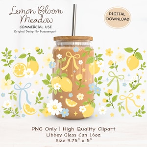 Puede incluir: Un vaso de vidrio en forma de lata con tapa de madera y pajita de acero inoxidable. El vidrio está decorado con limones amarillos, flores azules y blancas y lazos amarillos. El texto "Lemon Bloom Meadow" y "DIGITAL DOWNLOAD" son visibles.