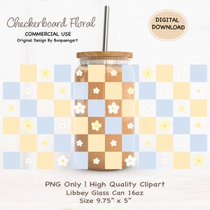 Op de afbeelding: Een glazen beker met een houten deksel en een roestvrijstalen rietje. De beker heeft een dambordpatroon in blauw, geel en bruin, versierd met witte bloemmotieven. De tekst "Checkerboard Floral" en "Digital Download" zijn zichtbaar.