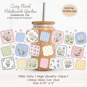 Könnte beinhalten: Ein 16oz Libbey-Glas mit Bambusdeckel und Metallstrohhalm, verziert mit einem digitalen Design Cozy Floral Patchwork Garden mit Quadraten aus Gänseblümchen, Vichy-Karo, Punkten und Streifen in Pastellfarben. Text: Cozy Floral Patchwork Garden, COMMERCIAL USE, Original Design By Bunpaengart, DIGITAL DOWNLOAD, PNG Only, High Quality Clipart, Libbey Glass Can 16oz, Size 9.75" x 5".