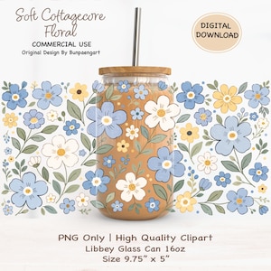 Può includere: Un barattolo di vetro Libbey con coperchio in legno e cannuccia in acciaio inossidabile. Il barattolo è decorato con un motivo floreale blu, bianco e giallo. Il testo "Soft Cottagecore Floral" e "COMMERCIAL USE" sono visibili. Il barattolo misura 24.77 cm x 12.7 cm.