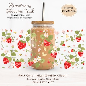 Puede incluir: Un vaso de cristal Libbey de 473 ml con tapa de bambú y pajita de metal, con un diseño digital de fresas rojas, flores blancas, hojas verdes, abejas amarillas y mariposas. Texto: Strawberry Blossom Trail, COMMERCIAL USE, DIGITAL DOWNLOAD, PNG Only, High Quality Clipart, Size 9.75" x 5".