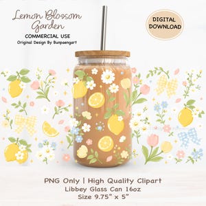 Puede incluir: Un vaso de vidrio en forma de lata con tapa de madera y pajita de acero inoxidable. El vaso está decorado con limones amarillos, rodajas de limón, flores blancas y detalles florales. El texto "Lemon Blossom Garden" es visible.