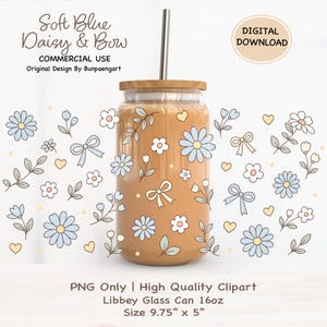 May include: A glass can with a wooden lid and a metal straw, filled with a light brown liquid. The can is decorated with blue daisies, bows, and leaves. The text "Soft Blue Daisy & Bow" is at the top. The can is 24.77 cm tall and 12.7 cm wide.