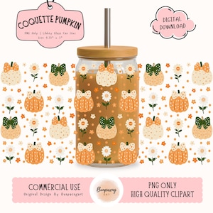 Può includere: Un bicchiere Libbey con coperchio e cannuccia in legno, ornato da un motivo ripetuto di zucche con fiocchi e margherite. Il design include il testo "COQUETTE PUMPKIN" e "DOWNLOAD DIGITALE". Il bicchiere misura 24.77 cm x 12.7 cm.