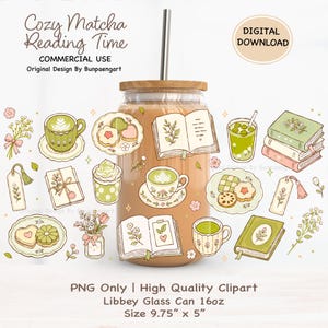 Könnte beinhalten: Eine Glasdose mit Holzdeckel und Metallstrohhalm, gefüllt mit einem Matcha-Getränk. Das Bild zeigt verschiedene Matcha-Illustrationen, darunter Teetassen, Kekse, Bücher und den Text "Cozy Matcha Reading Time". Die Dose ist 24,77 cm x 12,7 cm groß.