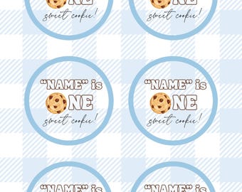 Op de afbeelding: Zes blauwe en witte ronde labels met de tekst "NAME" is ONE sweet cookie!" en een afbeelding van een chocoladekoekje.