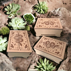 Caja de madera de cartas de tarot hechas a mano - Corte láser y grabado personalizado - Diseño de tapa arcana personalizable