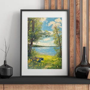 Pode incluir: Uma pintura emoldurada que retrata uma cena de lago com dois barcos na costa. O lago é cercado por árvores e o céu é azul com nuvens brancas.