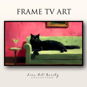Peut inclure: Un chat noir aux yeux verts se prélasse sur un canapé vert dans une pièce aux murs roses. Un verre à martini se trouve sur une petite table à côté du canapé.
