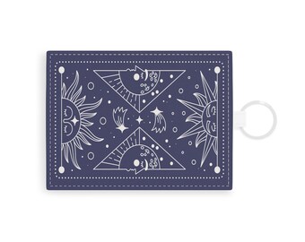 Può includere: Un porta carte blu navy con un design celeste bianco con soli, lune, stelle e forme geometriche. Il porta carte ha un portachiavi bianco attaccato al lato e cuciture bianche sui bordi.