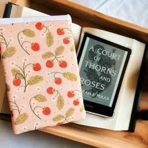 Strawberry Kindle Sleeve | summertime | e-reader cover | bookish gift ideas | handmade