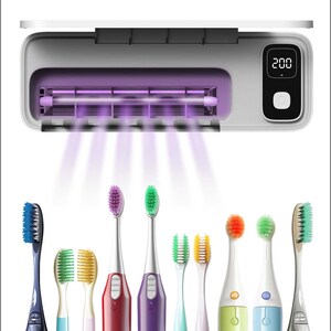 Puede incluir: Un esterilizador de cepillos de dientes blanco con pantalla digital, con capacidad para hasta 5 cepillos de dientes. La imagen muestra una variedad de cepillos de dientes coloridos con diferentes colores de cerdas.