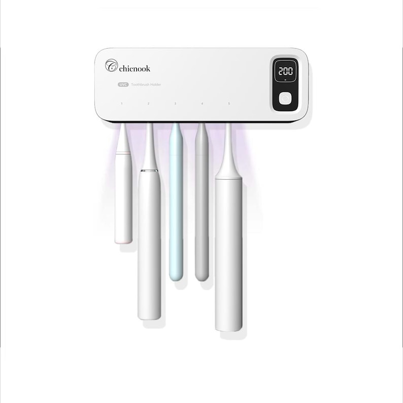 Puede incluir: Un soporte blanco para cepillos de dientes UV con una pantalla digital que muestra "200". El soporte tiene el logotipo "chicnook" y contiene cinco cepillos de dientes, incluido uno azul claro. Los cepillos de dientes est&aacute;n suspendidos debajo.