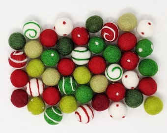 Guirlanda de bolas de feltro para o Natal, dezembro, com pompons de lã e hortelã-pimenta.