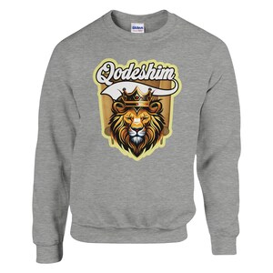 Gott ist der Erste T-Shirt - Inspirierendes Zitat T-Shirt - Klassische Baumwollfreizeitkleidung - Klassisches Unisex-Sweatshirt mit Rundhalsausschnitt | Gildan® 18000