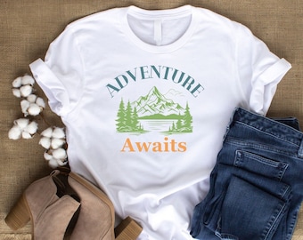 T-shirt avontuur wacht, Wanderlust T-shirt, shirt voor outdoorliefhebber, top natuurliefhebber, grafische T-shirt reizen