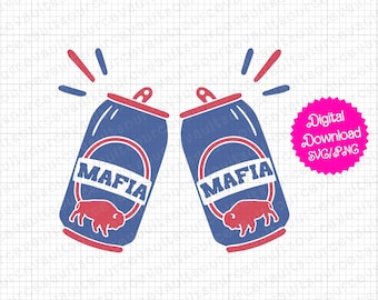 Puede incluir: Dos latas azules y rojas con la palabra "Mafia" y una silueta de búfalo en cada una. Las latas se levantan en un brindis.