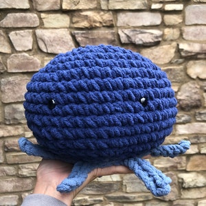Producto terminado de pulpo gigante de crochet