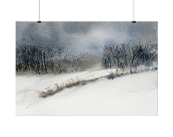 Aquarelle Paysage Hivernal Campagne - Neige, Arbres, Soleil Diffus Perçant Nuages, Ambiance Froide Lumineuse, Tons Bleu Blanc Gris