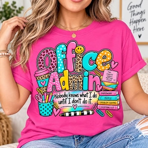 Op de afbeelding: Een felroze t-shirt met een kleurrijke afbeelding met de tekst Office Admin en Nobody knows what I do until I don't do it. Het ontwerp bevat illustraties van een koffiebeker, een pennenhouder met pennen, een pen en een stapel boeken.