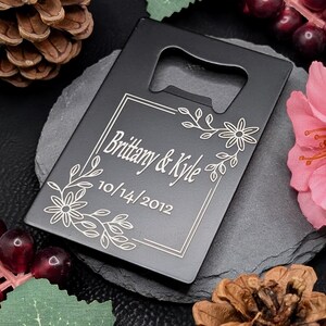 Flesopener bruiloft bedankje, kaartformaat portemonnee, lasergegraveerd, stalcadeau, uniek cadeau