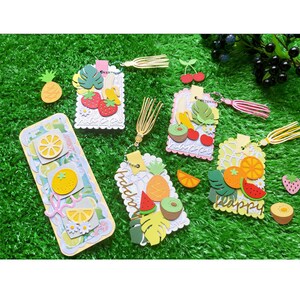 Puede incluir: Un juego de tres tazas de cerámica con un acabado mate moteado. Las tazas son de color crema, gris claro y gris oscuro. Cada taza tiene un diseño simple y minimalista.