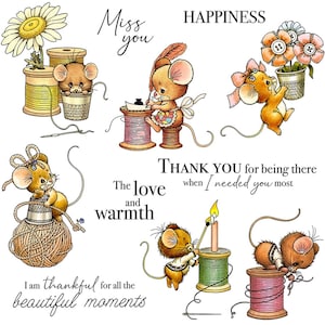 Puede incluir: Una colección de ilustraciones caprichosas con ratones de dibujos animados que interactúan con artículos relacionados con la costura. Las imágenes incluyen carretes de hilo, flores y texto como "Miss you" y "Happiness."