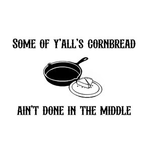Puede incluir: Ilustración en blanco y negro de una sartén de hierro fundido con una rebanada de pan de maíz en un plato. El texto "SOME OF Y'ALL'S CORNBREAD AIN'T DONE IN THE MIDDLE" está debajo de la imagen.