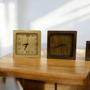 Minimalistische houten tafelklok - modern interieur