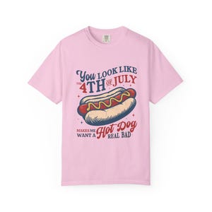 KOMFORT-FARBEN SIE sehen aus wie der 4. Juli, wollen ein Hot Dog Real Bad Shirt, lustiges 4. Juli Tshirt, Unabhängigkeitstag T-Shirt Blossom