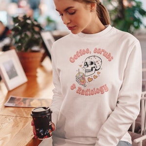Kaffee Scrubs & Radiologie Sweatshirt, Rad Tech Sweatshirt, Röntgen Tech Sweatshirt, Schädel Sweatshirt, Radiologie Sweatshirt, Strahlen Tech Geschenk