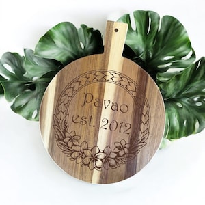 Personalized Round Cutting Board Laser Engraved Wedding, Anniversary | Polynesian | Hawaiian | Samoan | Tongan | Tahitian | Plumeria