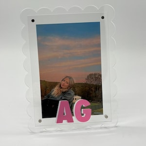 Customizable 6&quot; x 8&quot; clear scalloped edge acrylic magnetic frame